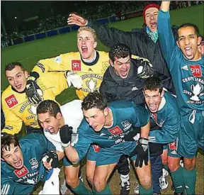  ??  ?? Les joueurs de Schiltighe­im, après avoir battu Toulouse en février 2003.