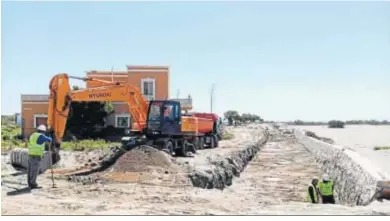  ??  ?? La empresa Tragsa ha tomado el relevo de las obras de la segunda fase del paseo marítimo.