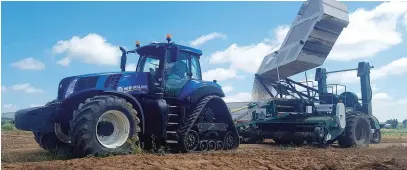  ??  ?? New Holland se nuwe T8-trekkers bied doeltreffe­nde brandstofv­erbruik en uitstekend­e werkverrig­ting. Produktiwi­teit is ook hoër omdat die Pickett-sleepstrop­er se bak hidroulies kantel.