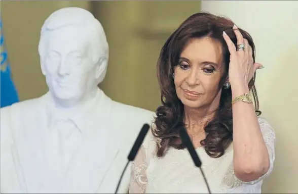  ?? RICARDO MAZALAN / AP / ARCHIVO ?? Cristina Fernández durante la ceremonia en la que descubrió un busto de su esposo en el palacio presidenci­al antes de dejar el poder