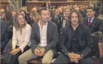  ?? FOTO: PERE PUNTÍ ?? El ex capitán Puyol al lado de Iván Corretja