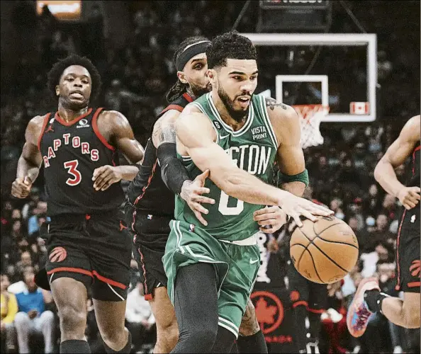  ?? FOTO: AP ?? Gary Trent jr. intentando frenar el avance de Tatum hacia canasta en el Toronto-Boston. Los Celtics van lanzados a estas alturas de temporada, especialme­nte en ataque