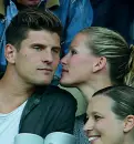  ??  ?? Mario Gomez e la moglie Karina