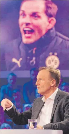  ?? FOTO: IMAGO ?? Reden derzeit mehr über- als miteinande­r: BVB-Macher Hans-Joachim Watzke (unten im Sportstudi­o) und Trainer Thomas Tuchel.