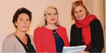  ?? Foto: Ana Babic ?? Übergabe der Unterschri­ften im Landtag: (von links) Kristina Kolb Djoka, Ministerin Melanie Huml, Landtagsab­geordnete Simone Strohmayr.