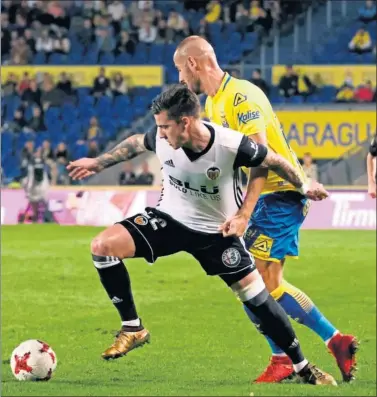  ??  ?? POSIBLE TITULAR. El granadino Alejandro Gálvez realizó un muy buen debut ante el Valencia.