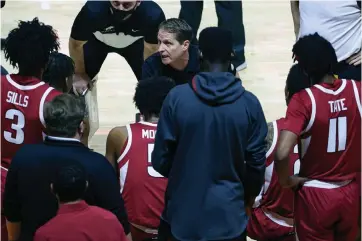  ?? USA TODAY Sports/Randy Sartin ?? Arkansas Razorbacks head coach Eric Musselman talks to his team during a timeout during Wednesday’s game against Tennessee in Knoxville, Tenn.