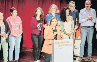  ?? Mané Espinosa ?? Ada Colau. La alcaldesa de Barcelona inició la campaña electoral con un acto en la sala de fiestas La Paloma arropada por su equipo de gobierno
