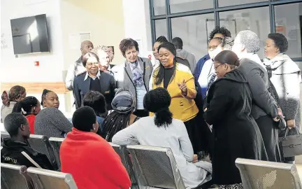  ?? /VELI NHLAPO ?? Health MEC Gwen Ramokgopa speaks to patients at Esangweni Clinic in Tembisa.