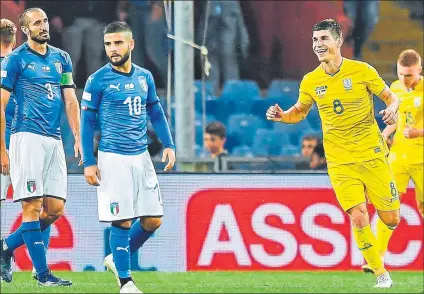  ?? FOTO: EFE ?? Malinovsky­i celebra el gol con que empató Ucrania Italia se avanzó, pero ya lleva 4 partidos sin ganar