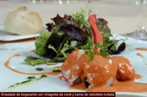  ??  ?? Ensalada de bogavante con vinagreta de coral y cama de cebolleta trufada