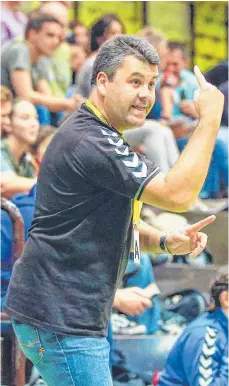  ?? FOTO: ALEXANDER HOTH ?? Appelliert an den Mannschaft­sgeist seiner Handballer­innen: Damir Turnadzic, Trainer HSG Friedrichs­hafen-Fischbach I.