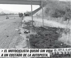  ??  ?? > EL MOTOCICLIS­TA QUEDÓ SIN VIDA A UN COSTADO DE LA AUTOPISTA.