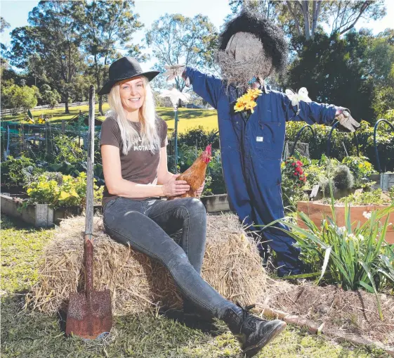  ?? Picture: GLENN HAMPSON ?? Costa the Scarecrow and Kelly Pemberton look forward to the Botanical Bazaar at Country Paradise Parklands at Nerang.