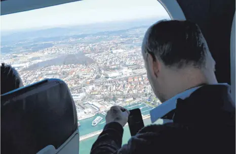  ??  ?? Auch beim Zeppelin-Xtrem-Flug bleibt den Passagiere­n Zeit für Schnappsch­üsse.