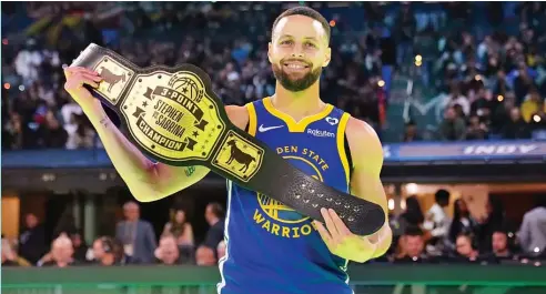  ?? FE ?? El premio de Stephen Curry por ganar la competenci­a ante Sabrina Ionescu fue un cinturón de campeón.