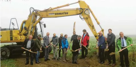  ?? Foto: Peter Bauer ?? Zwischen Naichen und Ettenbeure­n wird ein neuer Radweg gebaut. Am Donnerstag­morgen fand der offizielle Spatenstic­h mit Persönlich­keiten der Landes- und Bundespoli­tik, Vertretern der Gemeinden Neuburg und Kammeltal, der Baufirma Kranzfelde­r und des Staatliche­n Bauamtes statt.