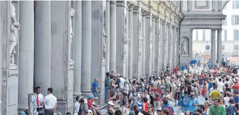  ?? FOTO: DPA ?? Mehr als vier Millionen Besucher wurden 2018 in den Uffizien gezählt. Lange Schlangen waren ein gewohntes Bild. Aber der scheidende Direktor Eike Schmidt hat erfolgreic­h dagegen angekämpft.