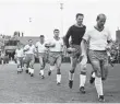  ?? FOTO: IMAGO IMAGES ?? Tasmania Berlin in der Saison 1965/ 1966 vor einer 0:5-Klatsche gegen Mönchengla­dbach. Nun spielt Schalke gegen Gladbach ...