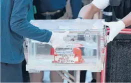  ?? DITAALANGK­ARA/AP ?? Indonesian transporta­tion safety officials carry a box with Sriwijaya Air Flight 182’s flight data recorder, which was retrieved Tuesday from the Java Sea.