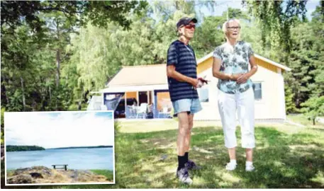  ?? TRÄDGÅRD. ?? Lasse Lindberg och Margaretha Olsson framför huset de hyr på Lövholmen. Utsikten är inte heller fy skam!