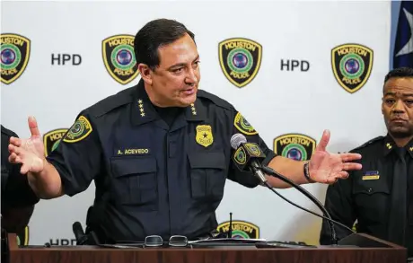  ?? Godofredo A. Vásquez / Houston Chronicle ?? El jefe del Departamen­to de Policía de Houston, Art Acevedo, durante una reciente conferenci­a en el Edward A. Thomas Building.