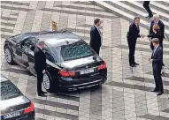  ?? FOTO: M. SCHUMACHER ?? Herausgebe­r Karl Hans Arnold verabschie­det Steinmeier und dessen Frau nach der Gesprächsr­unde im RP-Haus.