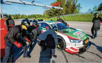  ?? Foto: Ralf Lienert ?? Das Abt Audi Team übt auf dem ADAC Gelände in Kempten Leubas mit dem Auto von Nico Müller Boxenstopp­s, um für den Sai sonauftakt in Hockenheim gerüstet zu sein.