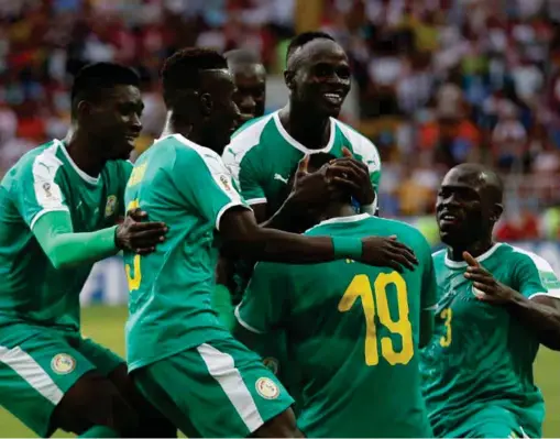  ?? FOTO: EDUARDO VERDUGO, AP ?? LURTE ALLE: M’Baye Niang (nr. 19) lurte alle polakkene og økte ledelsen til 2–0 for Senegal til stor begeistrin­g for hele laget.