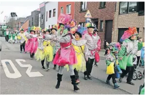  ?? FOTO: MARKUS RICK ?? Bunt war es an vielen Stellen und bei vielen Gruppen in der Stadt – so auch beim jecken Umzug in Pesch mit seinen 1300 Besuchern.