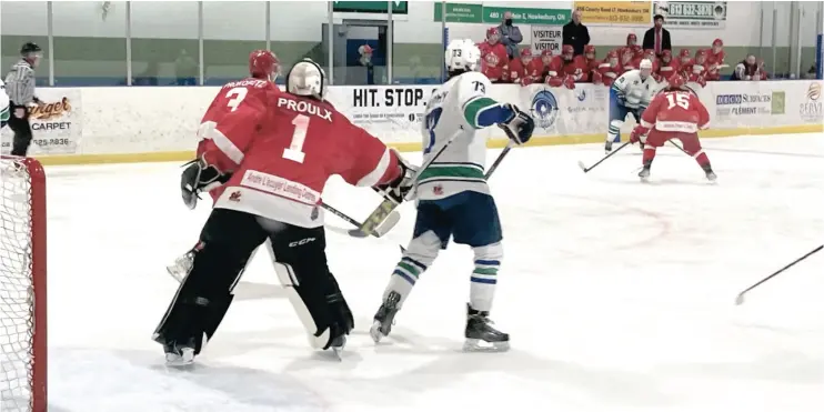 ?? —photo Charles Durocher ?? The Hawkesbury Hawks won their last two games against the Pembroke Lumber Kings (6-2) and the Navan Grads (4-1).