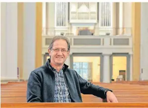  ?? FOTO: THORSTEN LINDEKAMP ?? Kirchenmus­iker Klaus Lohmann in „seiner“Kirche St. Mariä Himmelfahr­t in Rees.