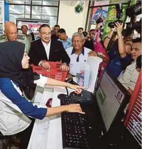  ?? PIC BY SURIANIE MOHD HANIF ?? Defence Minister Datuk Seri Hishammudd­in Hussein at Kompleks Mutiara Perbadanan Perwira Niaga Malaysia in Subang yesterday.