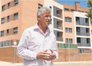  ?? // IVÁN TOMÉ ?? El alcalde, Sarbelio Fernández ante la urbanizaci­ón