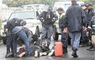  ?? PICTURE: LEON KNIPE ?? TAKEN DOWN: Police apprehend suspects during protests in Hout Bay yesterday.