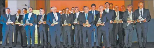  ??  ?? CLASICO DE EMPRESARIO­S. Los dueños, CEOs, presidente­s y representa­ntes de las mayores empresas del país en la tradiciona­l foto.