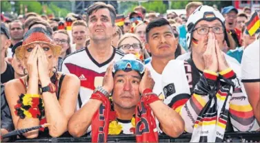  ??  ?? DECEPCIÓN. Los aficionado­s alemanes no podían creerse la debacle de su selección ante Corea del Sur.