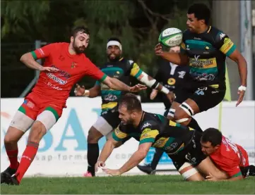  ?? (Photos Laurent Martinat) ?? Asticoté après une très bonne entame de match, le RCHCC est finalement sorti vainqueur d’un drôle de match, hier, pour le retour du rugby au stade André-Véran.