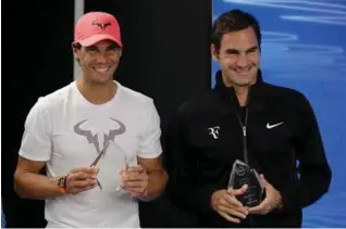  ?? FOTO: VINCENT THIAN, AP/NTB SCANPIX ?? Rafael Nadal (til venstre) er kun tre Grand Slam-titler bak Roger Federer. Søndag kan Nadal kutte avstanden til to dersom han vinner Wimbledon-turneringe­n. Bildet er fra Australian Open i januar.