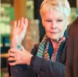  ??  ?? Dame Judi Dench shows off her ‘carpe diem’ tattoo