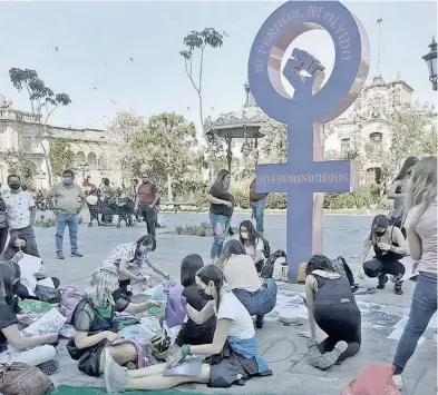  ?? FRANCISCO RODRÍGUEZ ?? Con blusas moradas, jóvenes realizaron un gráfico conmemorat­ivo, a un costado de la Anti Monumenta, en el Plaza de Armas.