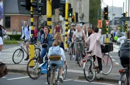  ?? FOTO JAN VAN DER PERRE ?? Het is soms erg druk op de fietspaden en kruispunte­n in Antwerpen.