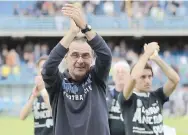  ?? GETTY IMAGES ?? 2014-2015: Sarri festeggia con i tifosi dell’Empoli