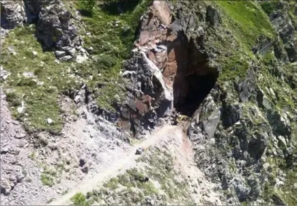  ?? (DR) ?? Jean-Philippe Bracchi (ci-dessous), patron de la société à son nom, a trouvé la mort à l’âge de  ans dans le tunnel qu’il avait entrepris de purger avec ses hommes, sur le sentier de l’Énergie.