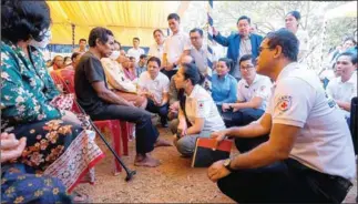  ?? TYDA ?? TYDA vice-chair Pich Chanmony (centre, seated) checks on people’s welfare and offers them treatment in Kampot province’s Chumkiri district on January 28.