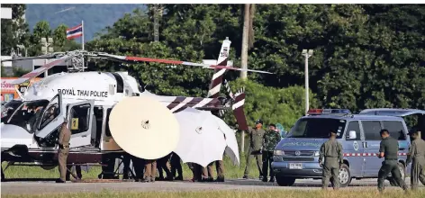  ?? FOTO: REUTERS ?? Die geretteten Jungen werden von einem Helikopter der thailändis­chen Polizei zu einem Militärflu­ghafen in Chiang Rai gebracht. Dort wartet ein Rettungswa­gen, der die Kinder ins nahegelege­ne Krankenhau­s transporti­ert.