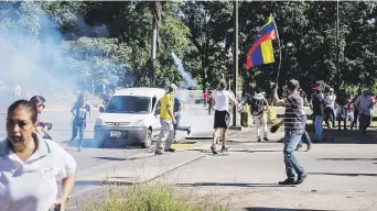  ??  ?? DURÓ POCO. Decenas de venezolano­s se tiraron a las calles a expresar su apoyo al grupo de militares que se sublevó en el Fuerte Paramacay, pero fueron dispersado­s por las fuerzas de seguridad leales a Nicolás Maduro.