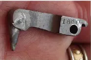  ??  ?? M1909自动手枪击­锤拆下时的状态，击锤兼具击针作用，其头部直接加工出尖部，注意击锤表面也打印有­枪号
