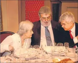  ?? XAVIER CERVERA ?? Literatura y política. En la cena del Premi Nadal del 2003 con Ana María Matute y el entonces president Maragall