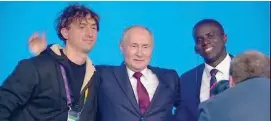  ?? FOTO ANSA ?? Jorit con Putin al Festival della Gioventù di Sochi, in Russia